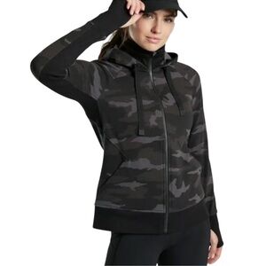 NWT Athleta Triumph Printed Hoodie Camo XS